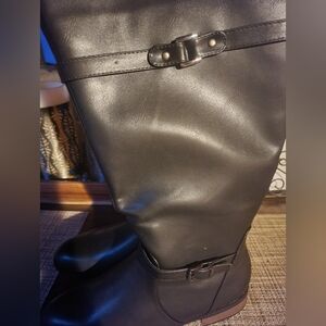 Boot with belt accent